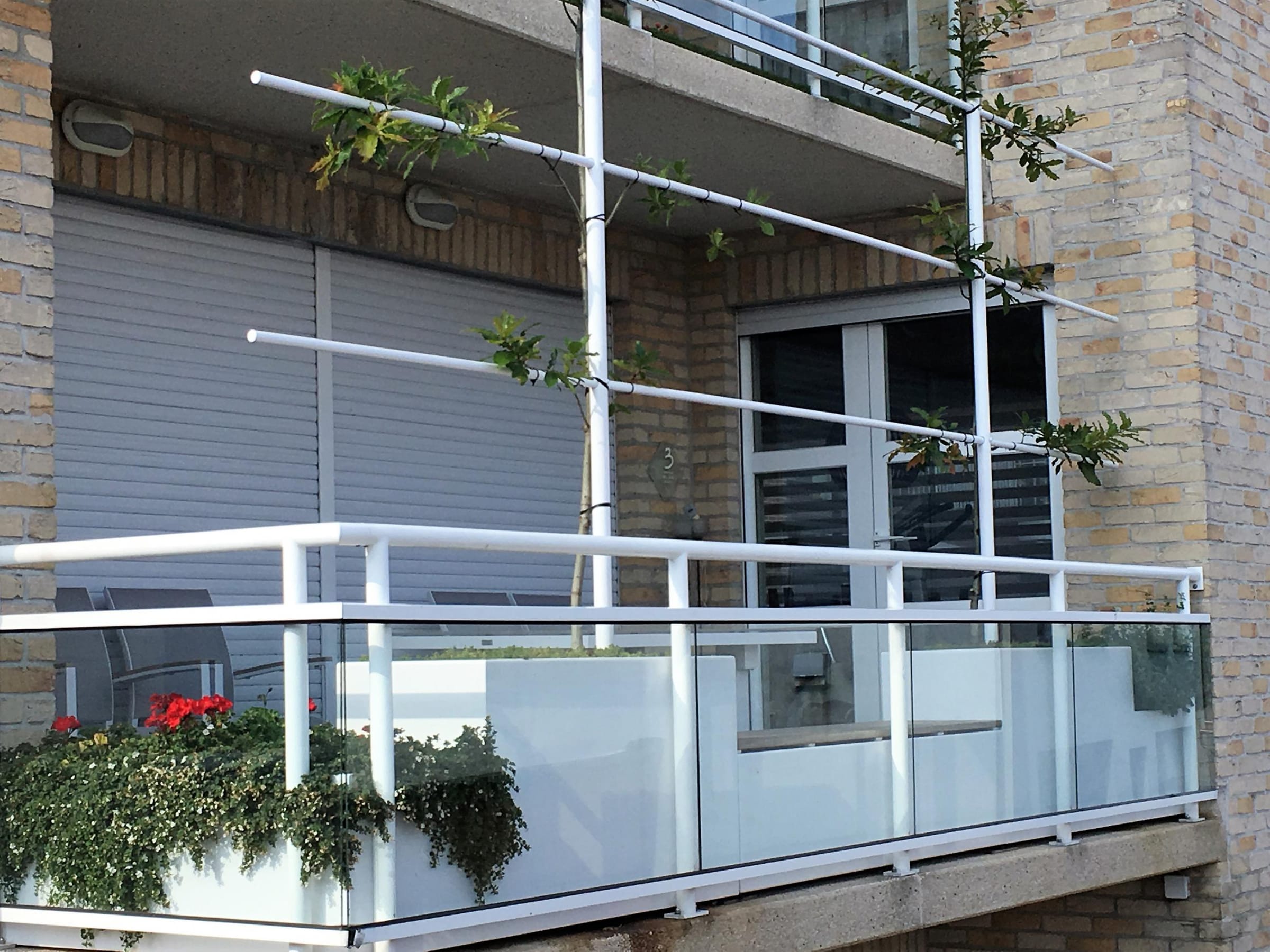 Onderhoud van een klein stadsbalkon met groen