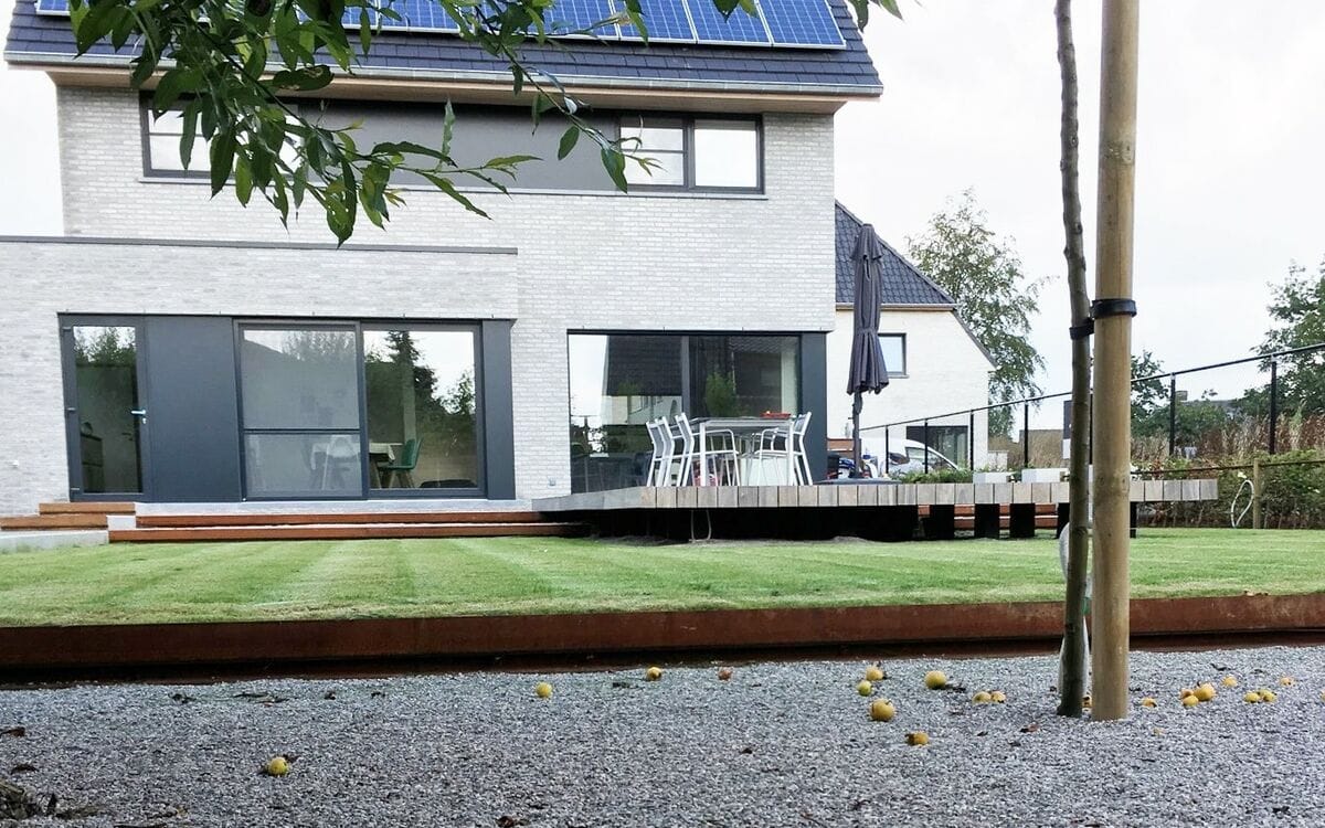 Cortenstaal element in de tuin