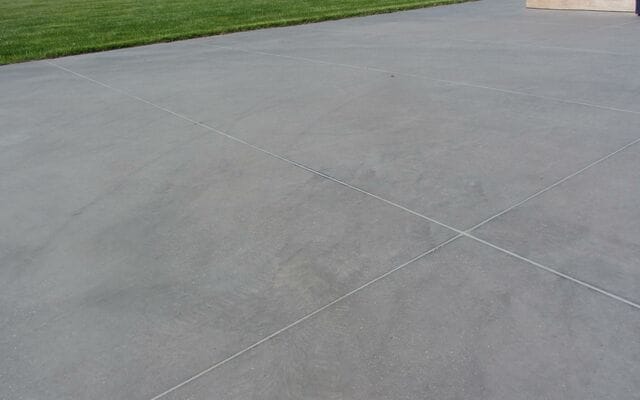 Gepolierde betonverharding met scherpe rand