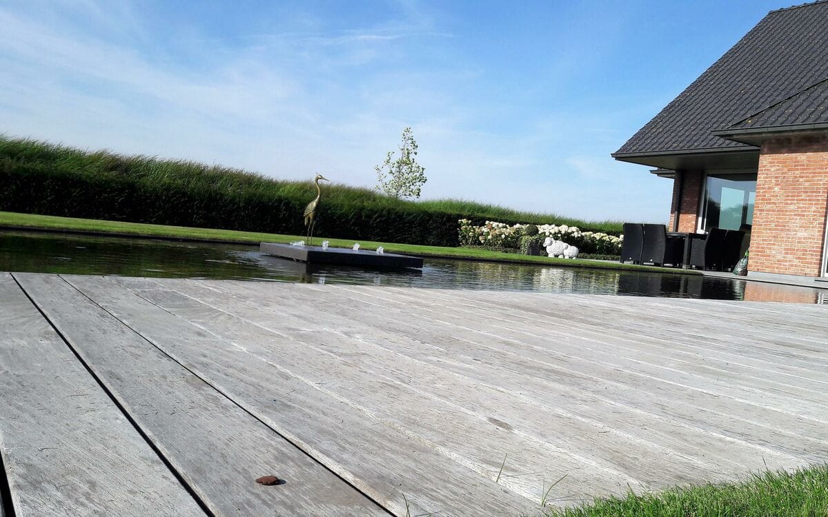 Houtconstructie in een tuin