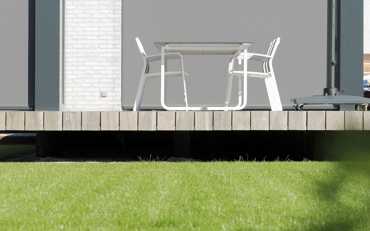 Zwevend houten terras boven een gazon