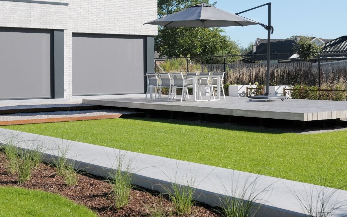 Houten terras aansluitend op de tuin