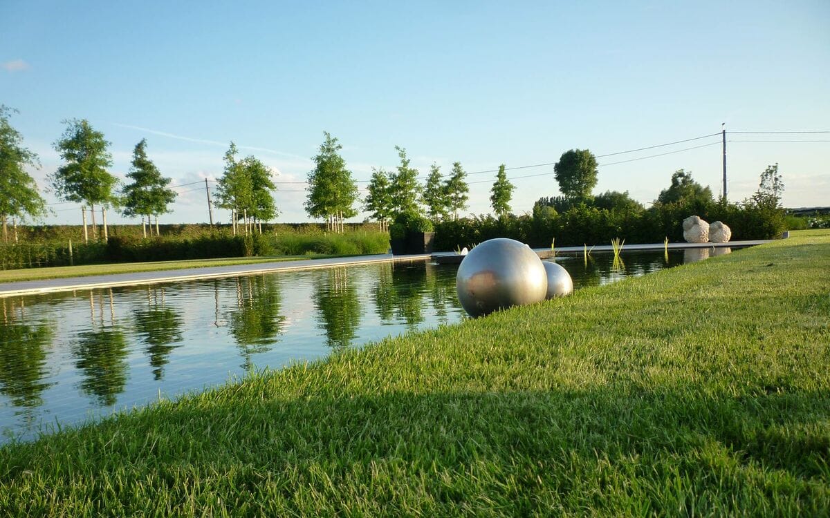 Zwemvijver bij avondlicht
