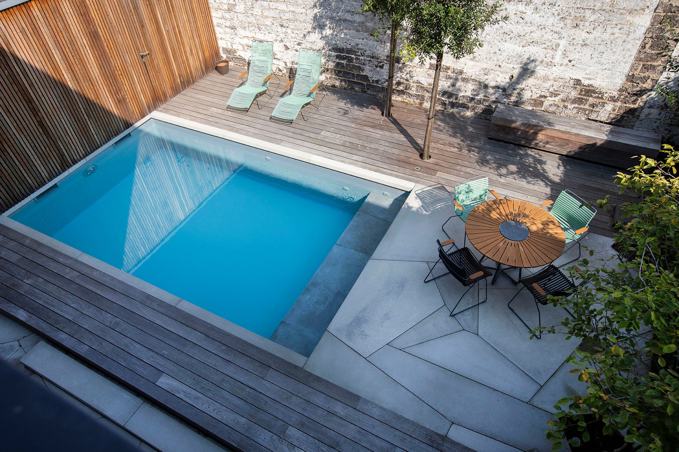 Aangelegde tuin met beplanting en verharding